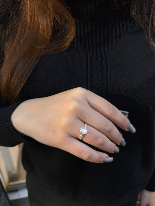 Oval cut diamond engagement ring 1ct